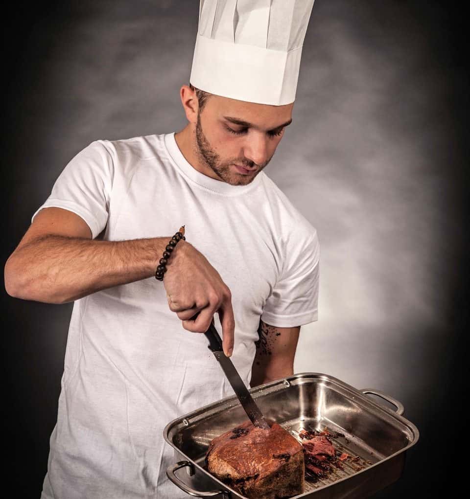 Hai în echipa Casa Petra – Avem joburi disponibile pentru bucătar, ajutor de bucătar, barman și ospătar!
